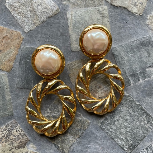 Fashionable Pearl Earrings - Picture 4 of 6